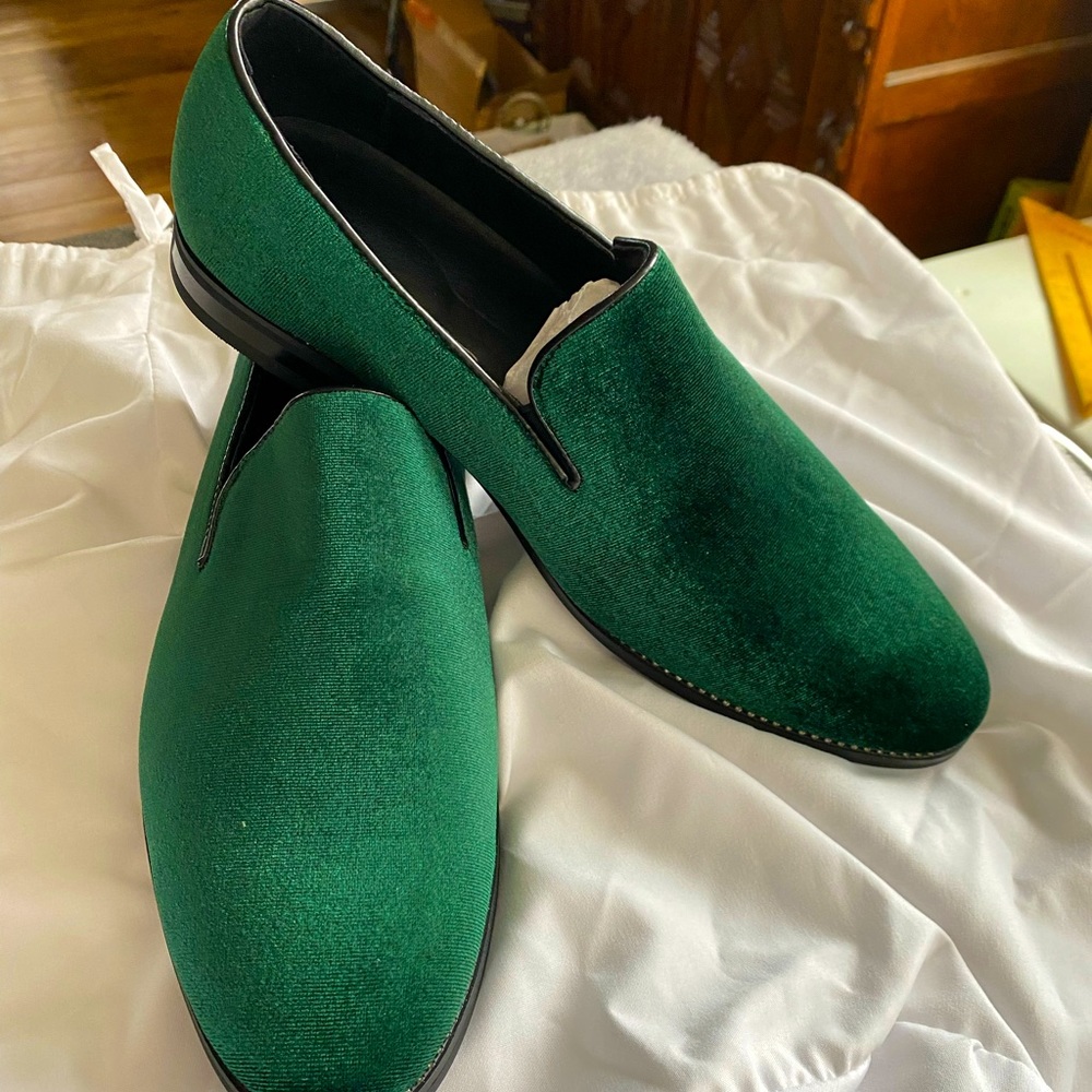 Green velvet men’s loafer dress shoes
